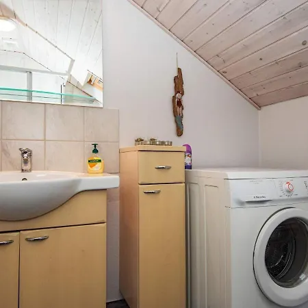 7 Person In Ansager-by Traum Ansager