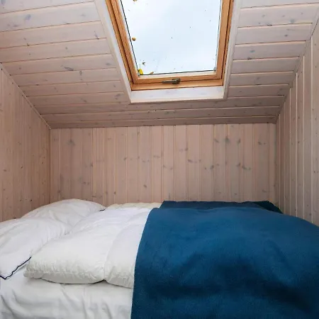 7 Person In Ansager-by Traum Ansager