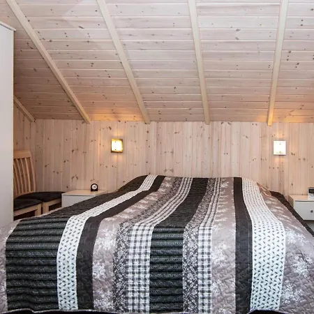 7 Person In Ansager-by Traum Ansager